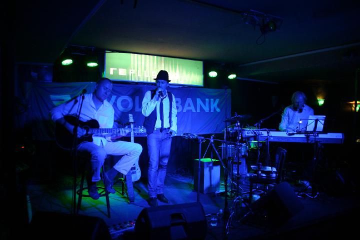 2008-11-28 M3_live at replugged 091.jpg